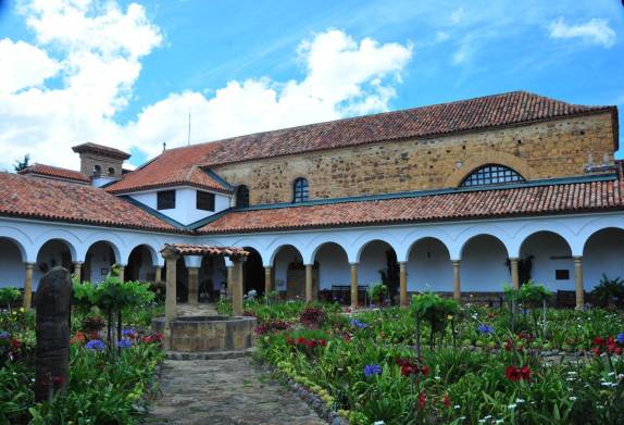 O belo pátio central de antigo monastério em Villa de Leyva, na Colômbia